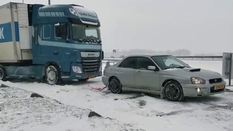 Subaru Impreza ρυμουλκεί νταλίκα στον πάγο!